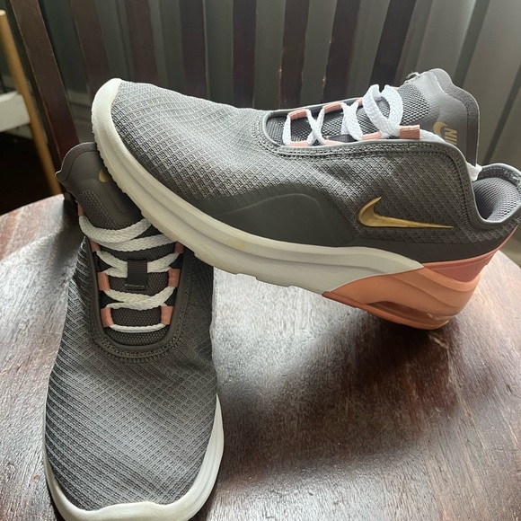Nike Air Max Motion 2- women’s- size 8 - Picture 11 of 15